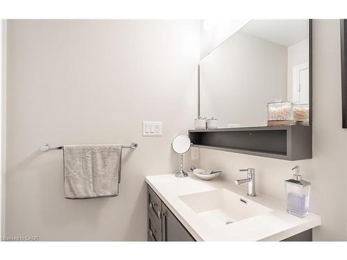 15 Pierre Trudeau Lane, Grimsby, ON - Indoor Photo Showing Bathroom