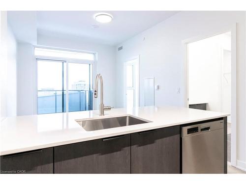 2302-25 Wellington Street S, Kitchener, ON - Indoor Photo Showing Kitchen