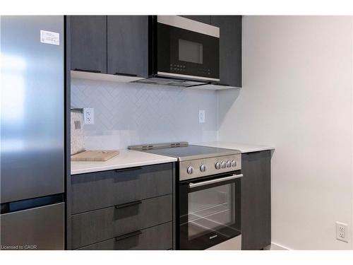 2302-25 Wellington Street S, Kitchener, ON - Indoor Photo Showing Kitchen