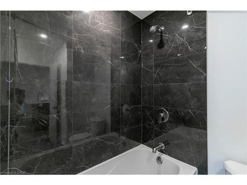 2302-25 Wellington Street S, Kitchener, ON - Indoor Photo Showing Bathroom