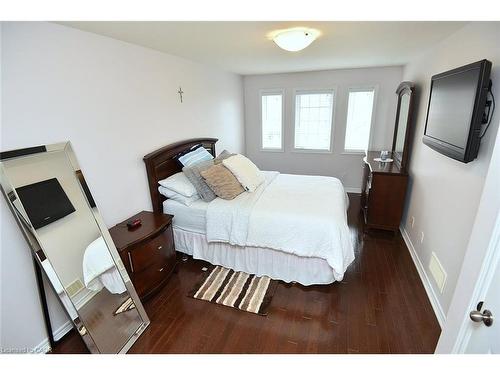 21-45 Seabreeze Crescent, Stoney Creek, ON - Indoor Photo Showing Bedroom