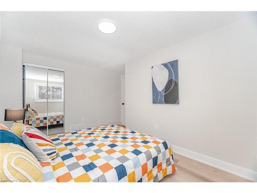26 Graywood Road, Hamilton, ON - Indoor Photo Showing Bedroom