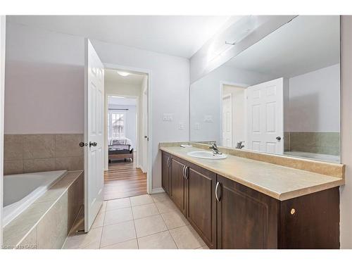 20 Gillespie Drive, Brantford, ON - Indoor Photo Showing Bathroom
