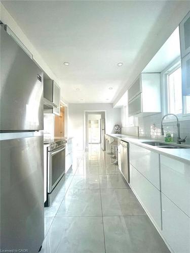 68 Napoli Drive, Hamilton, ON - Indoor Photo Showing Kitchen