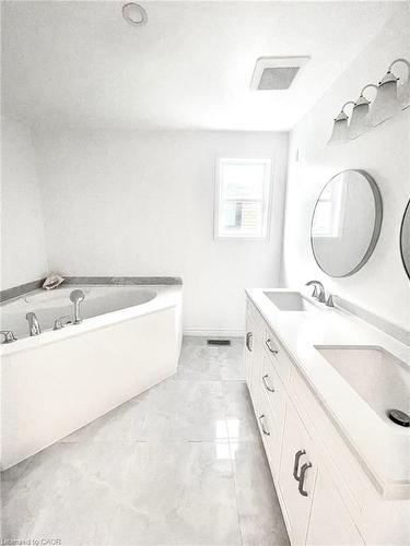 68 Napoli Drive, Hamilton, ON - Indoor Photo Showing Bathroom