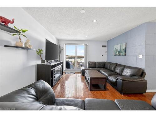 Ph06-51 Baffin Court, Richmond Hill, ON - Indoor Photo Showing Living Room
