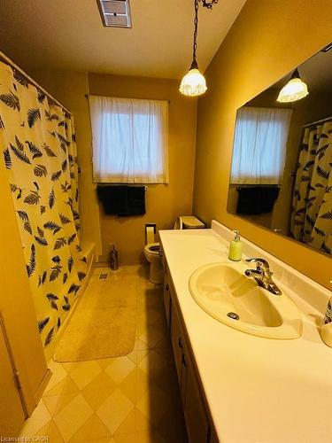 402 Lakeview Drive, Waterloo, ON - Indoor Photo Showing Bathroom