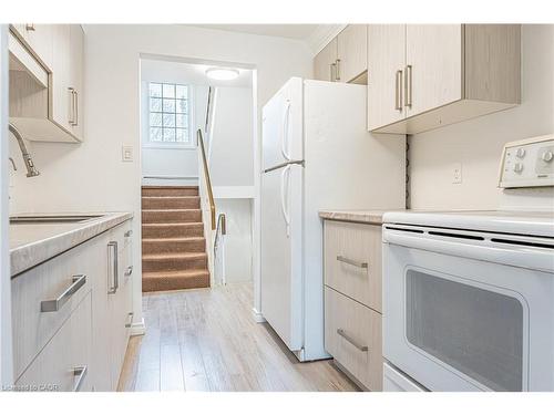 2-643 Albert Street, Waterloo, ON - Indoor Photo Showing Kitchen