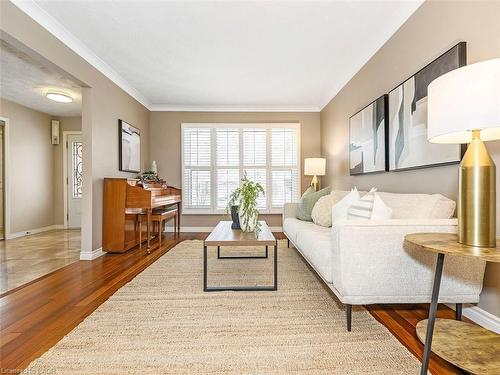2137 Cleaver Avenue, Burlington, ON - Indoor Photo Showing Living Room