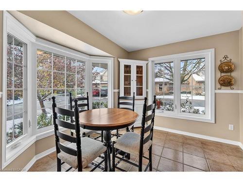 120-3333 New Street, Burlington, ON - Indoor Photo Showing Dining Room