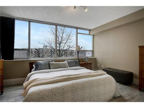 409-3227 King Street E, Kitchener, ON - Indoor Photo Showing Bedroom