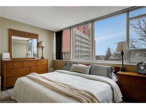 409-3227 King Street E, Kitchener, ON - Indoor Photo Showing Bedroom