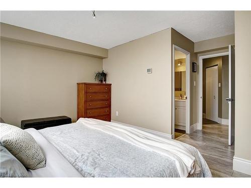 409-3227 King Street E, Kitchener, ON - Indoor Photo Showing Bedroom