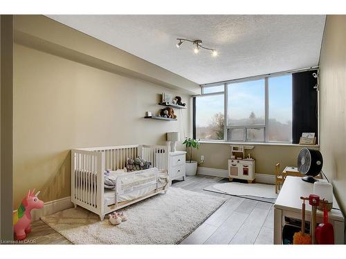 409-3227 King Street E, Kitchener, ON - Indoor Photo Showing Bedroom
