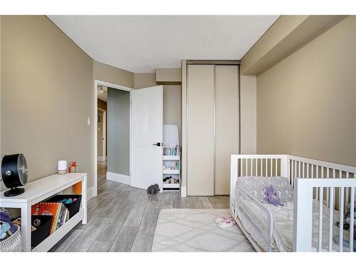 409-3227 King Street E, Kitchener, ON - Indoor Photo Showing Bedroom