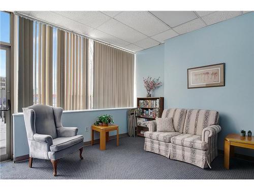 409-3227 King Street E, Kitchener, ON - Indoor Photo Showing Living Room
