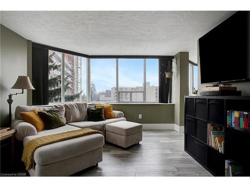 409-3227 King Street E, Kitchener, ON - Indoor Photo Showing Living Room