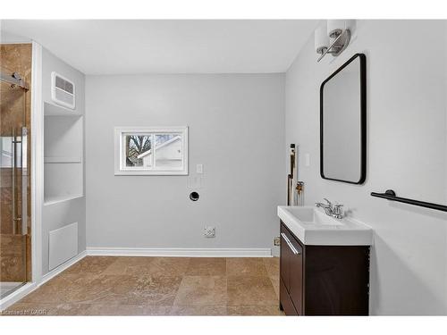 28 Cayuga Street, Brantford, ON - Indoor Photo Showing Bathroom