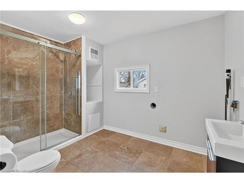 28 Cayuga Street, Brantford, ON - Indoor Photo Showing Bathroom