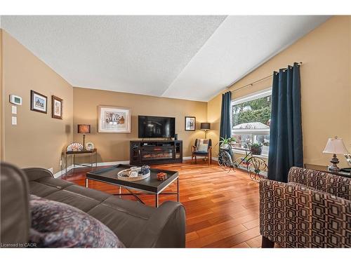 44 Dineen Court, Kitchener, ON - Indoor Photo Showing Living Room