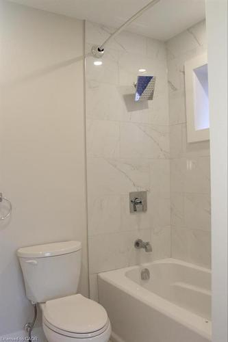 1-155 Prospect Street N, Hamilton, ON - Indoor Photo Showing Bathroom