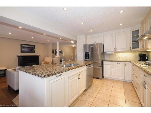 33 Huck Crescent, Kitchener, ON - Indoor Photo Showing Kitchen With Double Sink With Upgraded Kitchen