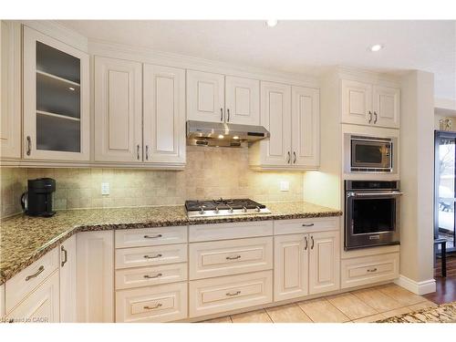 33 Huck Crescent, Kitchener, ON - Indoor Photo Showing Kitchen With Upgraded Kitchen