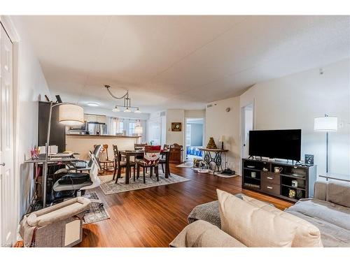 311-1830 Walkers Line, Burlington, ON - Indoor Photo Showing Living Room