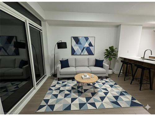 907-25 Wellington Street S, Kitchener, ON - Indoor Photo Showing Living Room