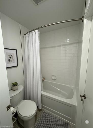 907-25 Wellington Street S, Kitchener, ON - Indoor Photo Showing Bathroom