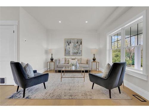 8184 Airport Road E, Hamilton, ON - Indoor Photo Showing Living Room