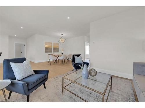 8184 Airport Road E, Hamilton, ON - Indoor Photo Showing Living Room