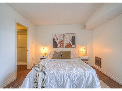 503-1225 North Shore Boulevard E, Burlington, ON - Indoor Photo Showing Bedroom