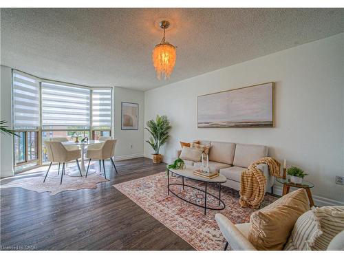 503-1225 North Shore Boulevard E, Burlington, ON - Indoor Photo Showing Living Room