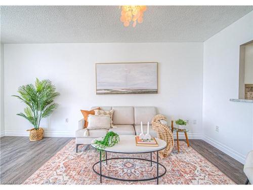 503-1225 North Shore Boulevard E, Burlington, ON - Indoor Photo Showing Living Room