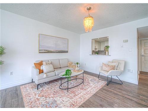 503-1225 North Shore Boulevard E, Burlington, ON - Indoor Photo Showing Living Room