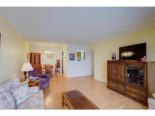 312-80 Breckenridge Drive, Kitchener, ON - Indoor Photo Showing Living Room