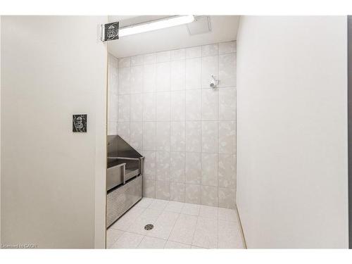 304-24 Union Street E, Waterloo, ON - Indoor Photo Showing Bathroom