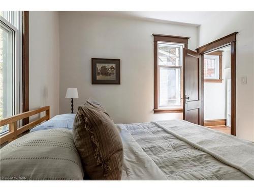 27 Cliff Avenue, Hamilton, ON - Indoor Photo Showing Bedroom