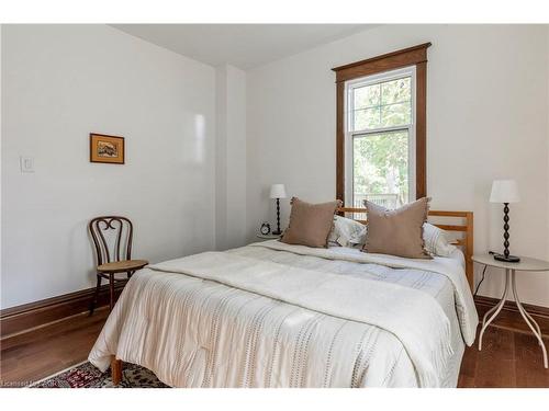 27 Cliff Avenue, Hamilton, ON - Indoor Photo Showing Bedroom