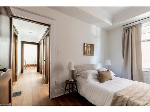 27 Cliff Avenue, Hamilton, ON - Indoor Photo Showing Bedroom
