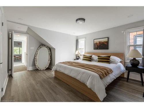 27 Cliff Avenue, Hamilton, ON - Indoor Photo Showing Bedroom