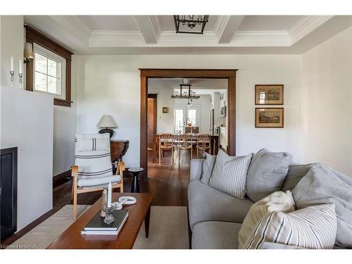 27 Cliff Avenue, Hamilton, ON - Indoor Photo Showing Living Room