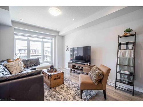 4882 Connor Drive, Beamsville, ON - Indoor Photo Showing Living Room