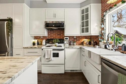 224 Balmoral Avenue N, Hamilton, ON - Indoor Photo Showing Kitchen