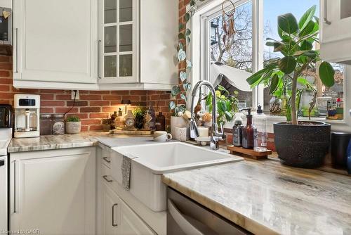 224 Balmoral Avenue N, Hamilton, ON - Indoor Photo Showing Kitchen