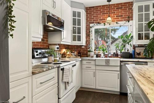 224 Balmoral Avenue N, Hamilton, ON - Indoor Photo Showing Kitchen