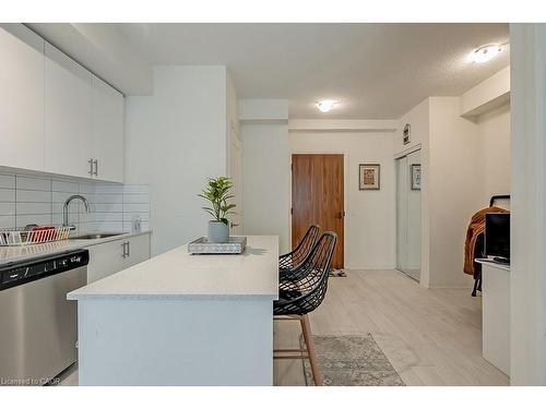 415-509 Dundas Street W, Oakville, ON - Indoor Photo Showing Kitchen With Upgraded Kitchen