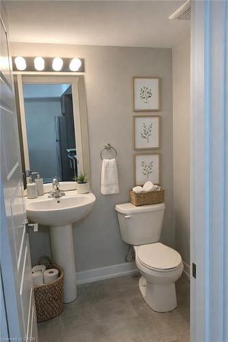 B5-1331 Countrystone Drive, Kitchener, ON - Indoor Photo Showing Bathroom