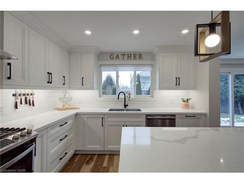 3280 Mead Crescent, Burlington, ON - Indoor Photo Showing Kitchen With Upgraded Kitchen